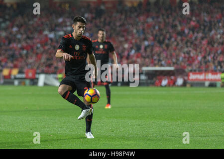 19 novembre, 2016. Lisbonne, Portugal. Le milieu de terrain portugais du Benfica Pizzi (21) en action pendant le jeu SL Benfica vs CS Maritimo Crédit : Alexandre de Sousa/Alamy Live News Banque D'Images