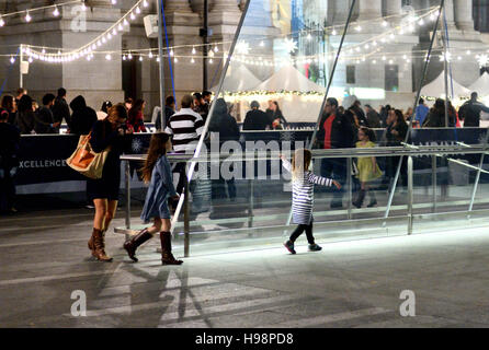 Philadelphie, Pennsylvanie, USA. 19 novembre, 2016. Le marché de Noël allemand 'authentique' dans et autour de l'Hôtel de ville et à Dilworth Park à Philadelphie, PA est apprécié par beaucoup au cours d'une soirée de novembre à mi-doux. Credit : Bastiaan Slabbers/Alamy Live News Banque D'Images