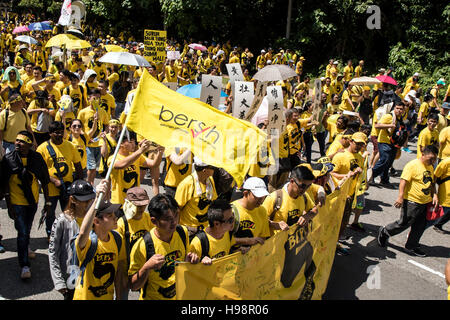 Kuala Lumpur, Malaisie. 19 Nov, 2016. Le port malaisien yellow t-shirt rallye pour un meilleur et plus lumineux de la Malaisie, de '5' Bersih. Malaysian font connaître au monde à propos de grande corruption et en Malaisie. Credit : Danny Chan/Alamy Live News. Banque D'Images