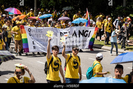 Kuala Lumpur, Malaisie. 19 Nov, 2016. Le port malaisien yellow t-shirt rallye pour un meilleur et plus lumineux de la Malaisie, de '5' Bersih. Malaysian expriment ensemble au monde sur la corruption majeure et en Malaisie. Credit : Danny Chan/Alamy Live News. Banque D'Images