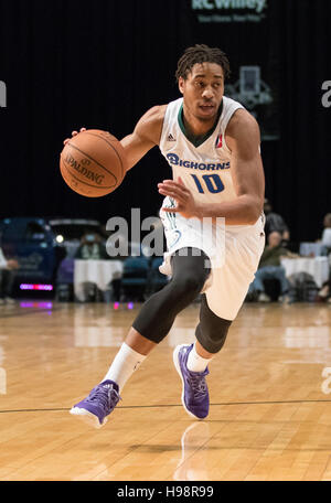 Reno, Nevada, USA. 19 Nov, 2016. Reno Le mouflon d'Isaïe garde COUSINS (10) au cours de la NBA D-League match de basket-ball entre le Reno Bighorns et l'Oklahoma City Blue à la Reno Events Center à Reno, Nevada. Crédit : Jeff Mulvihill/ZUMA/Alamy Fil Live News Banque D'Images