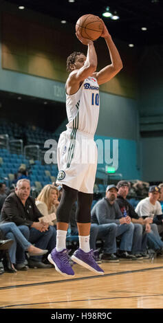 Reno, Nevada, USA. 19 Nov, 2016. Reno Le mouflon d'Isaïe garde COUSINS (10) pousses pour trois au cours de la NBA D-League match de basket-ball entre le Reno Bighorns et l'Oklahoma City Blue à la Reno Events Center à Reno, Nevada. Crédit : Jeff Mulvihill/ZUMA/Alamy Fil Live News Banque D'Images