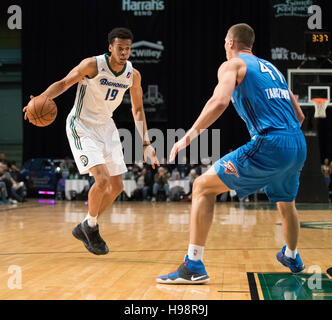 Reno, Nevada, USA. 19 Nov, 2016. Reno Centre Bighorn SKAL LABISSIERE (19) lecteurs contre Oklahoma City Centre Bleu KALEB TARCZEWSKI (41) au cours de la NBA D-League match de basket-ball entre le Reno Bighorns et l'Oklahoma City Blue à la Reno Events Center à Reno, Nevada. Crédit : Jeff Mulvihill/ZUMA/Alamy Fil Live News Banque D'Images