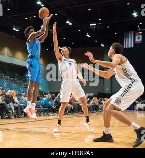 Reno, Nevada, USA. 19 Nov, 2016. Oklahoma City Blue Guard DANIEL HAMILTON (25) tire sur Reno Bighorn Guard MALACHIE RICHARDSON (9) et Reno Centre Bighorn SKAL LABISSIERE (19) au cours de la NBA D-League match de basket-ball entre le Reno Bighorns et l'Oklahoma City Blue à la Reno Events Center à Reno, Nevada. Crédit : Jeff Mulvihill/ZUMA/Alamy Fil Live News Banque D'Images