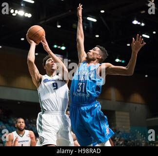 Reno, Nevada, USA. 19 Nov, 2016. Reno Bighorn Guard MALACHIE RICHARDSON (9) shoots contre Oklahoma City avant Bleu KAMERON WOODS (31) au cours de la NBA D-League match de basket-ball entre le Reno Bighorns et l'Oklahoma City Blue à la Reno Events Center à Reno, Nevada. Crédit : Jeff Mulvihill/ZUMA/Alamy Fil Live News Banque D'Images