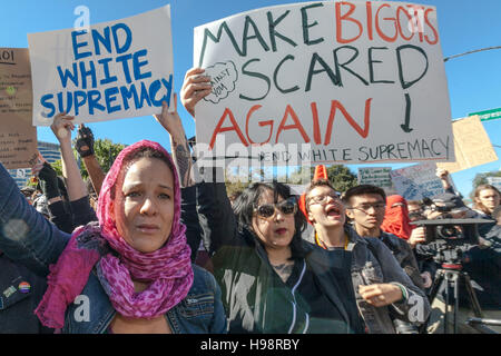 Austin, TX, USA. 19 Nov, 2016. Montre la tristesse sur le visage d'un contre-manifestant à une vie blanche Question rassemblement devant la capitale de l'état à Austin, TX. Le Livre blanc du groupe, de nombreuses vies Question portant fusils ont été exigeant l'égalité de traitement pour les blancs. Credit : Rustin Gudim/ZUMA/Alamy Fil Live News Banque D'Images