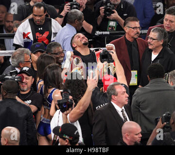 Las Vegas, Nevada, USA. 20 Nov, 2016. Light boxeur poids lourd Andre Ward célèbre après avoir été couronnée de lumière unifiée Champion du monde poids lourds le 19 novembre 2016 à T-Mobile Arena de Las Vegas, Nevada Crédit : Marcel Thomas/ZUMA/Alamy Fil Live News Banque D'Images