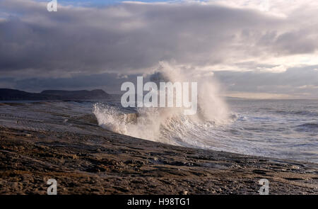 Lyme Regis Dorset, UK. 20 Nov, 2016. Au cours de la pause des ondes mur Cobb à Lyme Regis après les orages de la nuit dernière, le long de la côte sud a soufflé sur ce matin Crédit : Simon Dack/Alamy Live News Banque D'Images