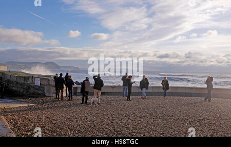 Lyme Regis Dorset, UK. 20 Nov, 2016. Les marcheurs jouit du temps calme à Lyme Regis tôt ce matin après la tempête Angus avait soufflé dans la nuit dernière Crédit : Simon Dack/Alamy Live News Banque D'Images