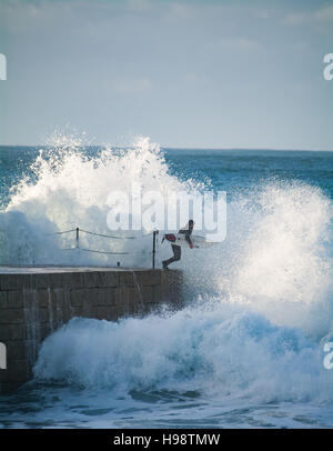 Porthleven, Cornwall, UK. 20 novembre 2016. Météo britannique. Les surfeurs en tenant à la route dangereuse à la mer après la tempête de Porthleven Angus passe Cornwall. Le brise-lames à l'entrée du port est généralement fermé pendant un temps orageux que plusieurs personnes ont été tuées dans le passé par d'être lavé. Crédit : Simon Maycock/Alamy Live News Banque D'Images