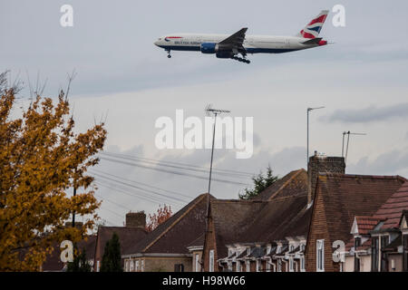 Londres, Royaume-Uni. 19 novembre, 2016. Un avion arrive sur terre à Heathrow. Crédit : Guy Bell/Alamy Live News Banque D'Images