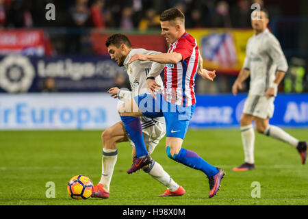 Madrid, Espagne. 20 novembre, 2016. Kevin Gameiro (en. Madrid) et Mateo Kovacic (Real Madrid) en compétition pour le ballon pendant le match de la LIGA entre l'Atletico de Madrid et le Real Madrid a joué au stade Vicente Calderón, Madrid : Crédit : Russell/Alamy Live News Banque D'Images