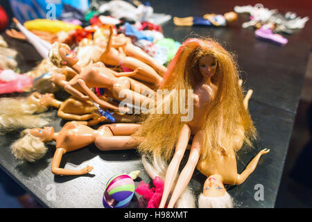 Celle, Allemagne. 18 Nov, 2016. Les poupées Barbie peut être vu à l'exposition 'Busy Girl. Barbie macht Karriere' (lit. "Barbie fait sa carrière') à la musée par démenagement dans Celle, Allemagne, 18 novembre 2016. L'exposition est dit à présent le rôle pionnier de Barbie dans l'émancipation des femmes professionnelles. PHOTO : Philipp von Ditfurth/dpa/Alamy Live News Banque D'Images