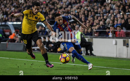 Barcelone, Espagne. 19 Nov, 2016. Rosales et Neymar en action. La Liga Santander match day 12 match entre le FC Barcelone et Malaga s'est terminé par un 0-0 dessiner au Camp Nou, Barcelona. Novembre 19th, 2016.. Credit : VWPics/Alamy Live News Banque D'Images