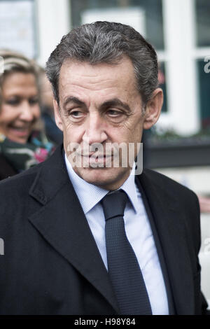 Paris, France. 20 Nov, 2016. L'ex-président Nicolas Sarkozy arrive à voter à son sondage stand pendant le parti de la droite française "Les primaires" bénéficiait du large comme il est en cours d'exécution pour la mise en candidature pour l'élection présidentielle de 2017 à Paris, France, le 20 novembre, 2016. L'opposition de la France, le centre-droit ont commencé, le vote au premier tour de la première dimanche de choisir leur candidat pour courir à l'élection présidentielle l'année prochaine. Credit : Hubert Lechat/Xinhua/Alamy Live News Banque D'Images