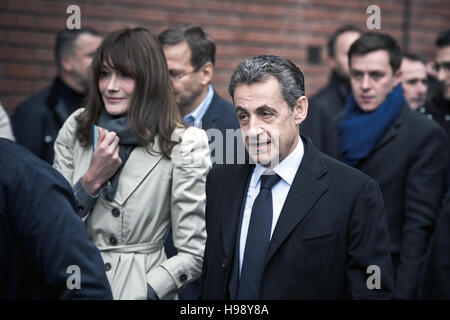 Paris, France. 20 Nov, 2016. L'ex-président Nicolas Sarkozy (R) avant, arrive à voter à son sondage stand pendant le parti de la droite française "Les primaires" bénéficiait du large comme il est en cours d'exécution pour la mise en candidature pour l'élection présidentielle de 2017 à Paris, France, le 20 novembre, 2016. L'opposition de la France, le centre-droit ont commencé, le vote au premier tour de la première dimanche de choisir leur candidat pour courir à l'élection présidentielle l'année prochaine. Credit : Hubert Lechat/Xinhua/Alamy Live News Banque D'Images