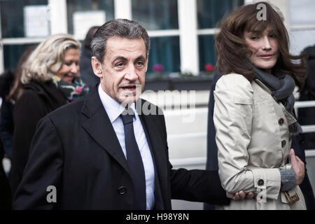 Paris, France. 20 Nov, 2016. L'ex-président Nicolas Sarkozy (L) arrive à voter à son sondage stand pendant le parti de la droite française "Les primaires" bénéficiait du large comme il est en cours d'exécution pour la mise en candidature pour l'élection présidentielle de 2017 à Paris, France, le 20 novembre, 2016. L'opposition de la France, le centre-droit ont commencé, le vote au premier tour de la première dimanche de choisir leur candidat pour courir à l'élection présidentielle l'année prochaine. Credit : Hubert Lechat/Xinhua/Alamy Live News Banque D'Images