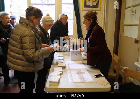 Paris, France. 20 Nov, 2016. Les gens arrivent à un bureau de scrutin pour voter en France, à Paris, le 20 novembre, 2016. L'opposition de la France, le centre-droit ont commencé, le vote au premier tour de la première dimanche de choisir leur candidat pour courir à l'élection présidentielle l'année prochaine. © Han Bing/Xinhua/Alamy Live News Banque D'Images