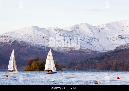 , Cumbria (Royaume-Uni). 20 Nov, 2016. Le Lac Windermere UK la neige sur les collines.& la voile sur le lac . Fairfield Horseshoe en arrière-plan l'Fairfield Horseshoe est la 13e plus haute montagne dans le Lake District à 2864 pieds au-dessus du niveau de la mer. Credit : Gordon Shoosmith/Alamy Live News Banque D'Images