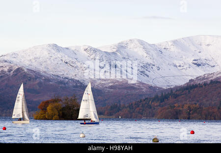 , Cumbria (Royaume-Uni). 20 Nov, 2016. Le Lac Windermere UK la neige sur les collines.& la voile sur le lac . Fairfield Horseshoe en arrière-plan l'Fairfield Horseshoe est la 13e plus haute montagne dans le Lake District à 2864 pieds au-dessus du niveau de la mer. Credit : Gordon Shoosmith/Alamy Live News Banque D'Images