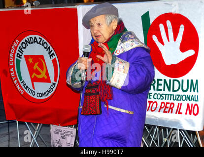 Padoue, Italie, le 20 novembre 2016. Réunion politique contre l'Renzi réforme de la Constitution. Lidia Menapace, âgé de 92 ans, le commandant partisan PENDANT LA DEUXIÈME GUERRE MONDIALE et Paolo Ferrero, Secrétaire de la Refondation Communiste Italien (Rifondazione Comunista) ont leurs discours.- Crédit : Ferdinando Ferdinando Piezzi Piezzi/Alamy Live News Banque D'Images