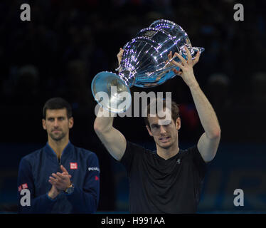 L'O2, Londres, Royaume-Uni. 20 novembre, 2016. Andy Murray (GBR) bat Novak Djokovic (SRB) dans la Barclays ATP World Tour finale et prend aussi l'Unis World No 1 trophée (voir photo). Credit : sportsimages/Alamy Live News. Banque D'Images