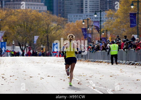Philadelphie, Pennsylvanie, USA. 20 Nov, 2016. Madeline Duhon de Standardsville, va s'approche de la fin de la 2016 Marathon de Philadelphie le dimanche, Novembre 20, 2016. Le cours traverse la plupart des sites historiques de la ville et traverse la ville tentaculaire de Fairmount Park. Elle s'est classée quatrième chez les dames avec un temps de 2:40:28. Crédit : Michael Candelori/Alamy Live News Banque D'Images