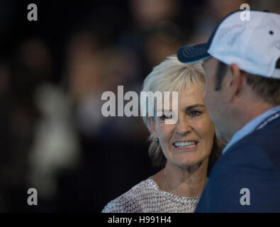 L'O2, Londres, Royaume-Uni. 20 novembre, 2016. Jour 8 match de finale, Andy Murray (GBR) bat Novak Djokovic (SRB). Judy Murray discute avec Kevin Spacey après le match. Credit : sportsimages/Alamy Live News. Banque D'Images