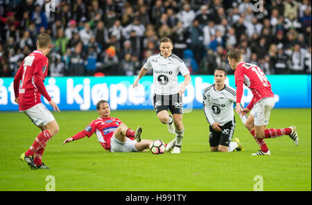 La Norvège, Oslo, le 20 novembre 2016. Jonas Svensson de Rosenborg (en blanc) vu au cours de la finale de la Coupe de Norvège entre Kongsvinger et Rosenborg à Ullevaal Stadion. Banque D'Images