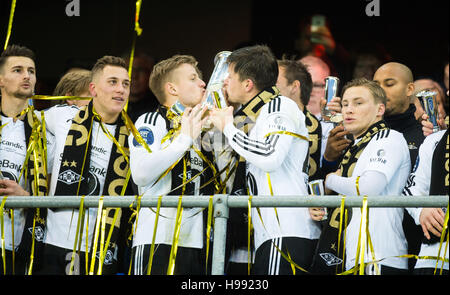 La Norvège, Oslo, le 20 novembre 2016. Les joueurs de Rosenborg Rosenborg kiss le trophée après avoir remporté la finale de la Coupe de Norvège 0-4 à l'Ullevaal Stadion. Banque D'Images