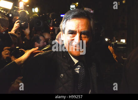 Paris, France. 20 Nov, 2016. L'ancien premier ministre français François Fillon est surrouded par des partisans à son siège de campagne à Paris, France, le 20 novembre, 2016. François Fillon a terminé premier des sept prétendants au premier tour de la primaire du parti conservateur le dimanche, faire une surprise plomb dans l'environnement concurrentiel dans lequel l'ex-président Nicolas Sarkozy a été éliminé, les résultats partiels ont montré. Crédit : Li Genxing/Xinhua/Alamy Live News Banque D'Images