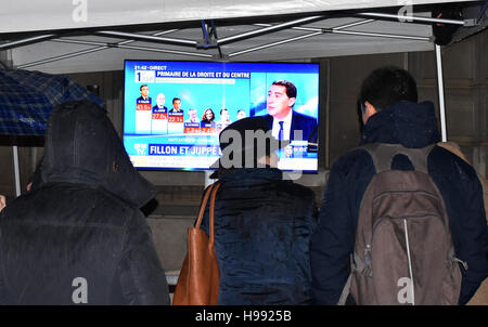 Paris, France. 20 Nov, 2016. Les gens regardent diffusion en direct des résultats du vote des partis de centre-droit en France, à Paris, le 20 novembre, 2016. François Fillon a terminé premier des sept prétendants au premier tour de la primaire du parti conservateur le dimanche, faire une surprise plomb dans l'environnement concurrentiel dans lequel l'ex-président Nicolas Sarkozy a été éliminé, les résultats partiels ont montré. Crédit : Li Genxing/Xinhua/Alamy Live News Banque D'Images