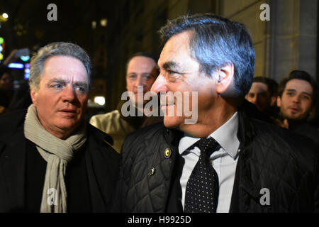 Paris, France. 20 Nov, 2016. L'ancien premier ministre français François Fillon (R) est surrouded par des partisans à son siège de campagne à Paris, France, le 20 novembre, 2016. François Fillon a terminé premier des sept prétendants au premier tour de la primaire du parti conservateur le dimanche, faire une surprise plomb dans l'environnement concurrentiel dans lequel l'ex-président Nicolas Sarkozy a été éliminé, les résultats partiels ont montré. Crédit : Li Genxing/Xinhua/Alamy Live News Banque D'Images