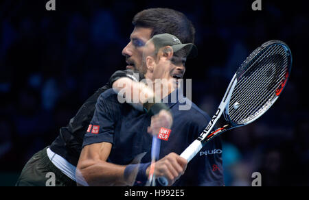 Londres, Royaume-Uni. 20 Nov, 2016. (NOTE DU RÉDACTEUR : Plusieurs expositions ont été réunis à huis clos pour produire cette image) ATP World Tour Finals à O2 Arena London Royaume-uni Andy Murray finale GO vs Novak Djokovic SRB Photo:Leo MasonSplit Second Crédit : Leo Mason/Alamy Live News Banque D'Images