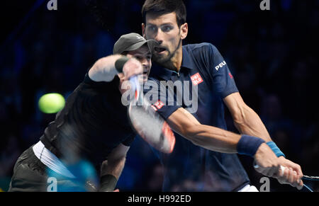 Londres, Royaume-Uni. 20 Nov, 2016. (NOTE DU RÉDACTEUR : Plusieurs expositions ont été réunis à huis clos pour produire cette image) ATP World Tour Finals à O2 Arena London Royaume-uni Andy Murray finale GO vs Novak Djokovic SRB Photo:Leo MasonSplit Second Crédit : Leo Mason/Alamy Live News Banque D'Images