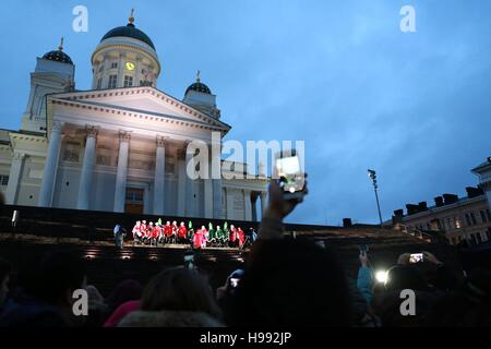 Helsinki, Finlande. 21 Nov, 2016. Les gens se rassemblent à la place du Sénat à regarder le spectacle, dans le centre d'Helsinki, Finlande, le 20 novembre 2016. Une cérémonie a eu lieu au centre de Helsinki le dimanche, marquant le début de la saison de fête. Les voyants sur l'arbre de Noël de la place du Sénat et la rue voisine ont été allumés et apporte de la joie aux citoyens. Source : Xinhua/Alamy Live News Banque D'Images