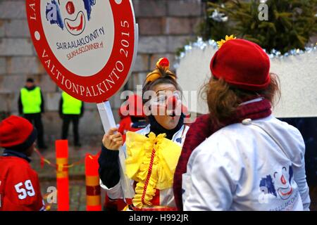 Helsinki, Finlande. 21 Nov, 2016. Les membres d'une organisation d'enfants Le bonheur de donner le rendement dans le centre d'Helsinki, Finlande, le 20 novembre 2016. Une cérémonie a eu lieu au centre de Helsinki le dimanche, marquant le début de la saison de fête. Les voyants sur l'arbre de Noël de la place du Sénat et la rue voisine ont été allumés et apporte de la joie aux citoyens. Source : Xinhua/Alamy Live News Banque D'Images