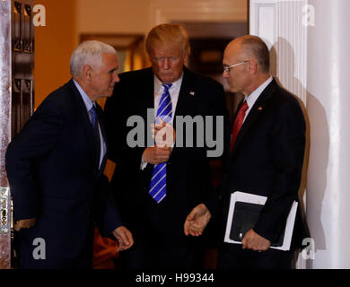 Andrew Puzder (R), chef de l'exécutif de CKE Restaurants, quitte le club de Trump International Golf Club, après une rencontre avec le président élu des Etats-Unis, Donald Trump (C) et Vice-président élu Mike Pence (L), le 19 novembre 2016 à Bedminster Township, New Jersey. Credit : Aude Guerrucci/MediaPunch /CNP via Piscine Banque D'Images