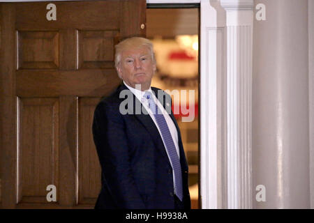 Le président élu des Etats-Unis, Donald Trump est à l'écoute à une question de la presse au club house du Trump International Golf Club, à Bedminster Township, New Jersey, USA, 20 novembre 2016. Crédit : Peter Foley/piscine par CNP /MediaPunch Banque D'Images