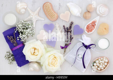 Fleurs de Lavande et de rose avec spa et accessoires de salle de bains. Banque D'Images