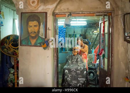 La Havane, Cuba : Rue salon de coiffure dans le quartier de La Havane de Regla Banque D'Images