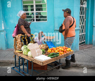 La Havane, Cuba : les vendeurs de rue et de marché dans le quartier de La Havane de Regla Banque D'Images