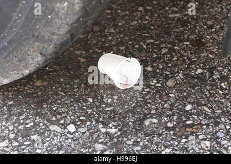 Une tasse en plastique sur la route Banque D'Images