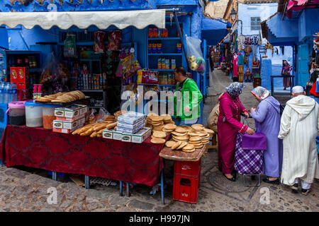 Les femmes à l'achat d'aliments locaux dans la médina, Chefchaouen, Maroc Banque D'Images