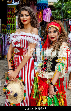 Deux femmes marocaines en costume, Chefchaouen, Maroc Banque D'Images