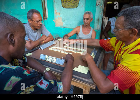 La Havane, Cuba : un jeu de domino sur la rue Banque D'Images