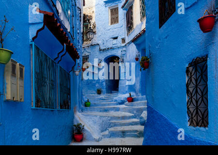 Une rue colorée dans la médina, Chefchaouen, Maroc Banque D'Images