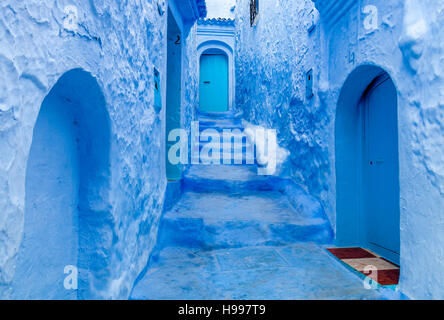 Une rue colorée dans la médina, Chefchaouen, Maroc Banque D'Images