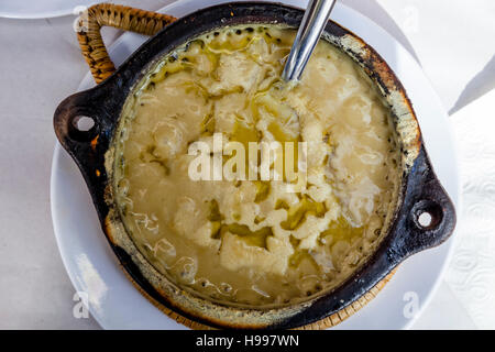 Un petit-déjeuner traditionnel marocain plat de fèves connu sous le nom de soupe Bissara, Chefchaouen, Maroc Banque D'Images