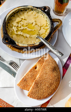 Un petit-déjeuner traditionnel marocain plat de fèves connu sous le nom de soupe Bissara, Chefchaouen, Maroc Banque D'Images